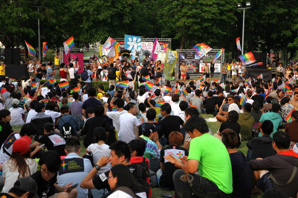 遊行終點回到生日公園，現場同志朋友高舉彩虹旗吶喊訴求。