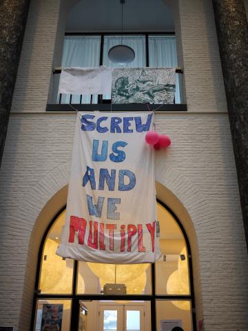 ”打擊我們，我們就會倍數增加“的標語高掛在Maagdenhuis的大廳裏，宣示學生非達成訴求目標不可的決心。