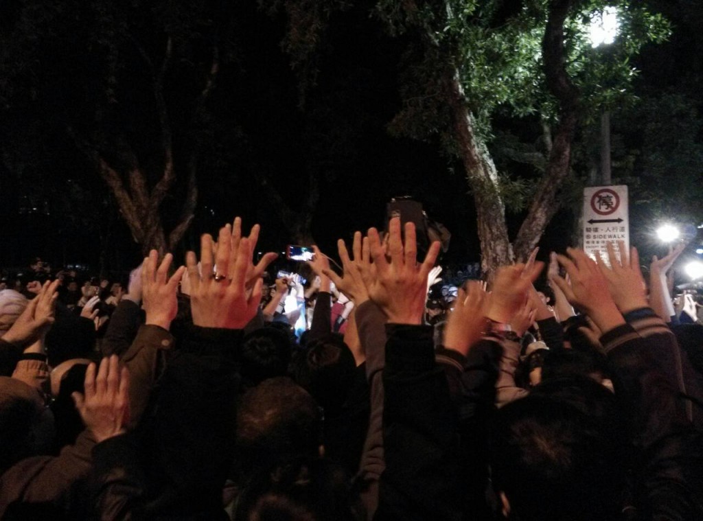 民眾舉起雙手高喊警察後退。
