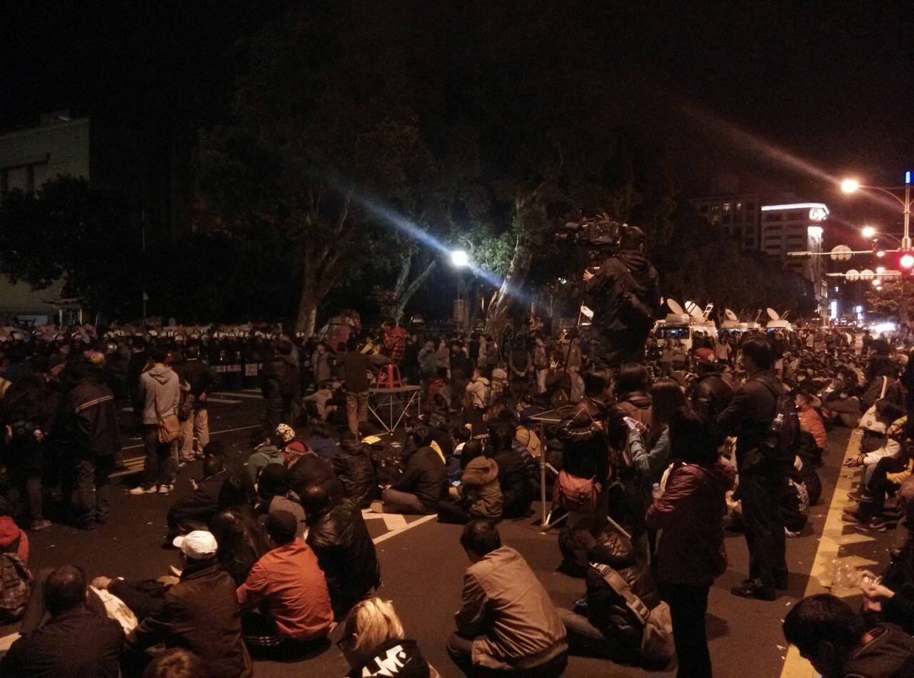 行政院大門外仍坐滿千名靜坐的民眾，對著警方喊出「警察保護人民！」口號。