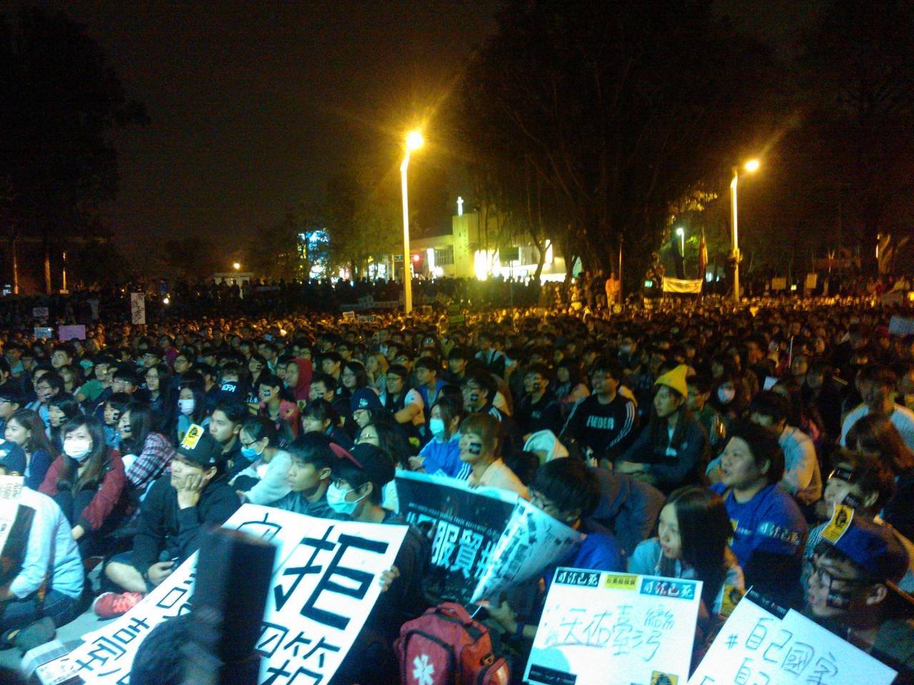 成大南榕廣場聚集超過5千名群眾。