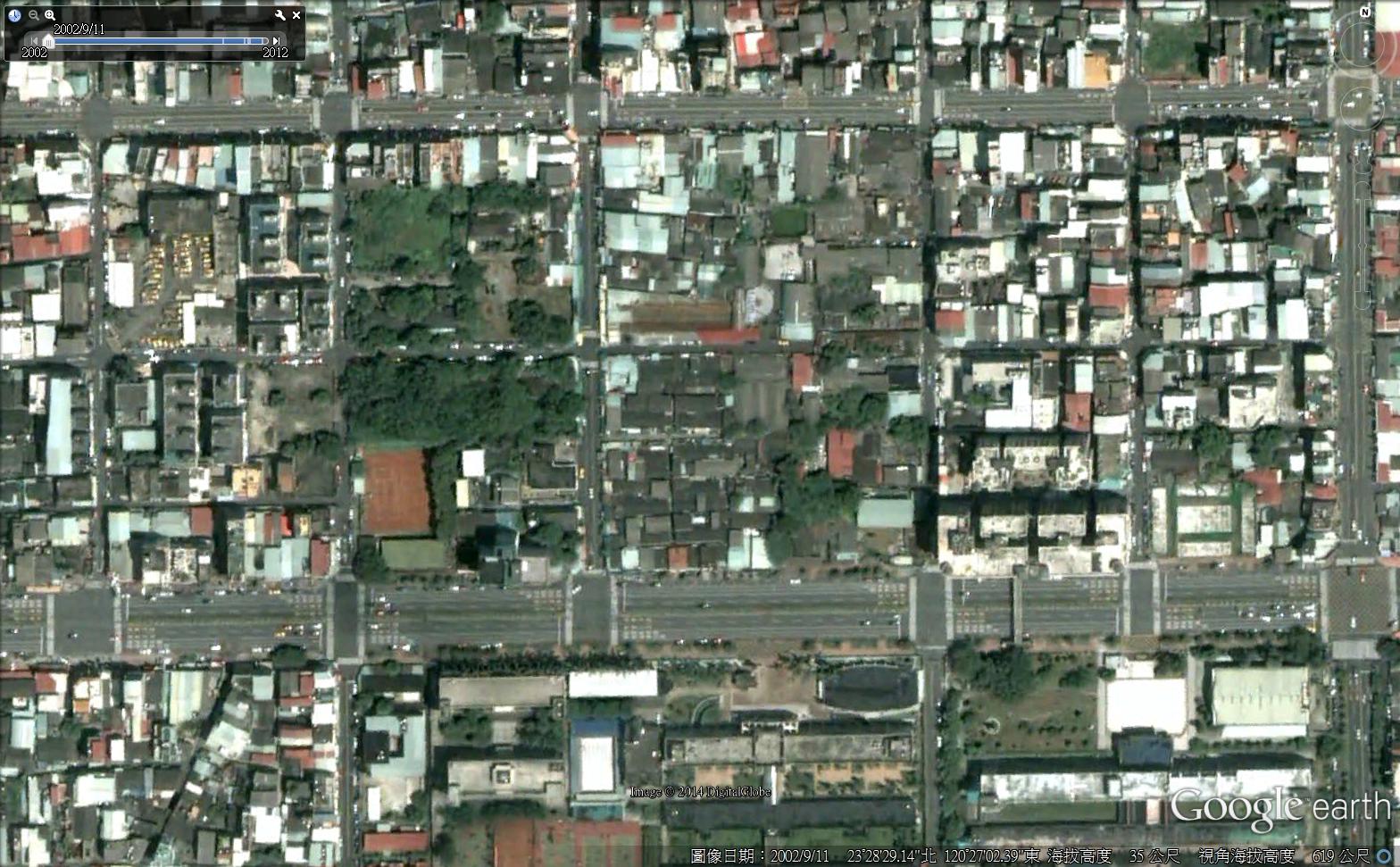 2002年文化商場與文化新村，附近大片綠地為國有財產局土地（原台銀宿舍區）。（圖2-1）