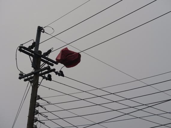 天燈掛在高高的電線桿上也算是平溪的一景了