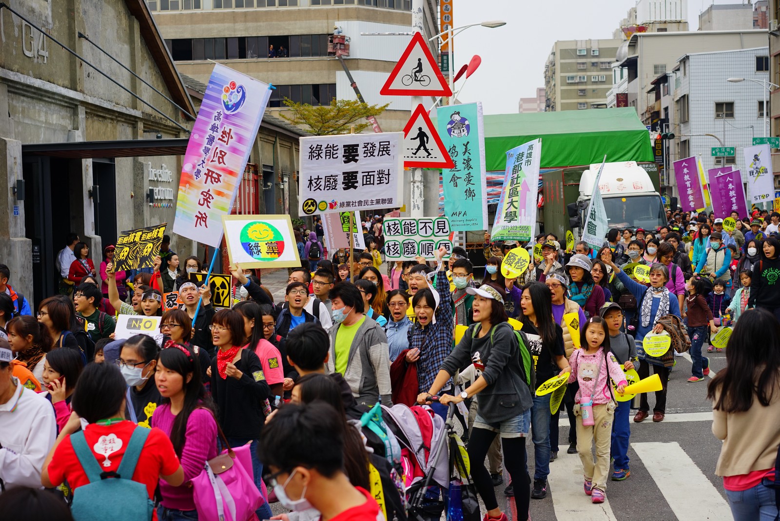 06遊行隊伍抵達駁二藝術廣場參加廢核擺攤