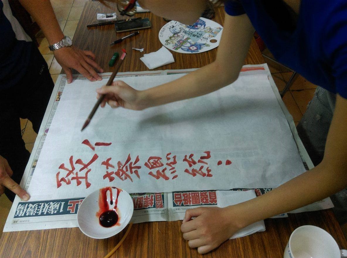 勞工抗議砍七天假 「血書」送進總統府 | 公民行動影音紀錄資料庫