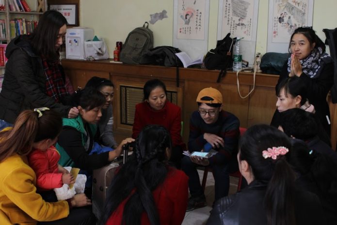 演出在即,晨引老師透過手機給姐妹們鼓勵打氣兒,讓大家充滿信心
